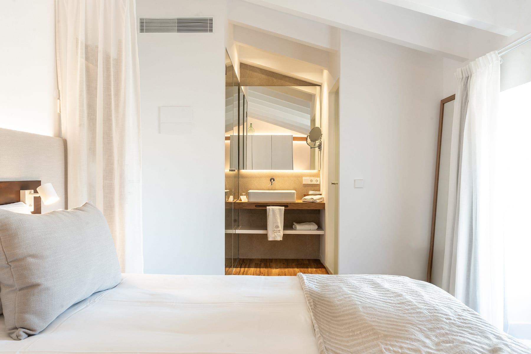 Ynaira Double Room 2 1 Ynaira-Double-Room-2